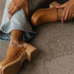 Yvonne Kone Camel Colored Clogs Size 36 - Made in Italy